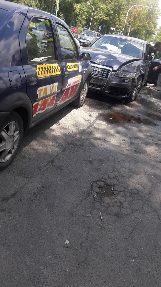 Accident la intersecția străzilor Nicolae Dimo și Alecu Russo. Trei mașini au fost implicate