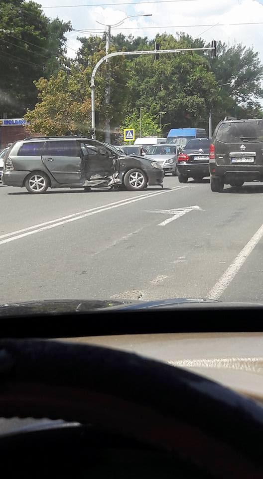 Accident la intersecția străzilor Nicolae Dimo și Alecu Russo. Trei mașini au fost implicate
