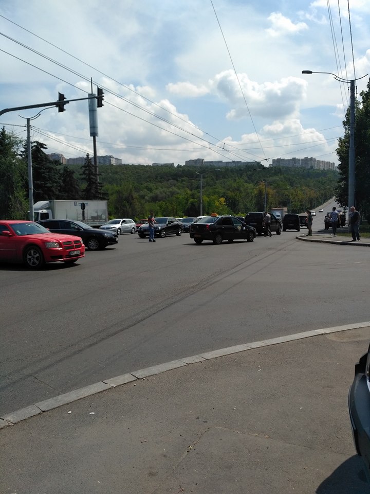 Accident la intersecția străzilor Nicolae Dimo și Alecu Russo. Trei mașini au fost implicate