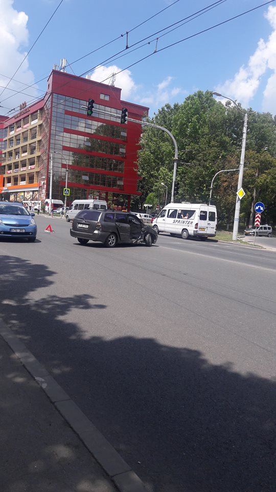 Accident la intersecția străzilor Nicolae Dimo și Alecu Russo. Trei mașini au fost implicate