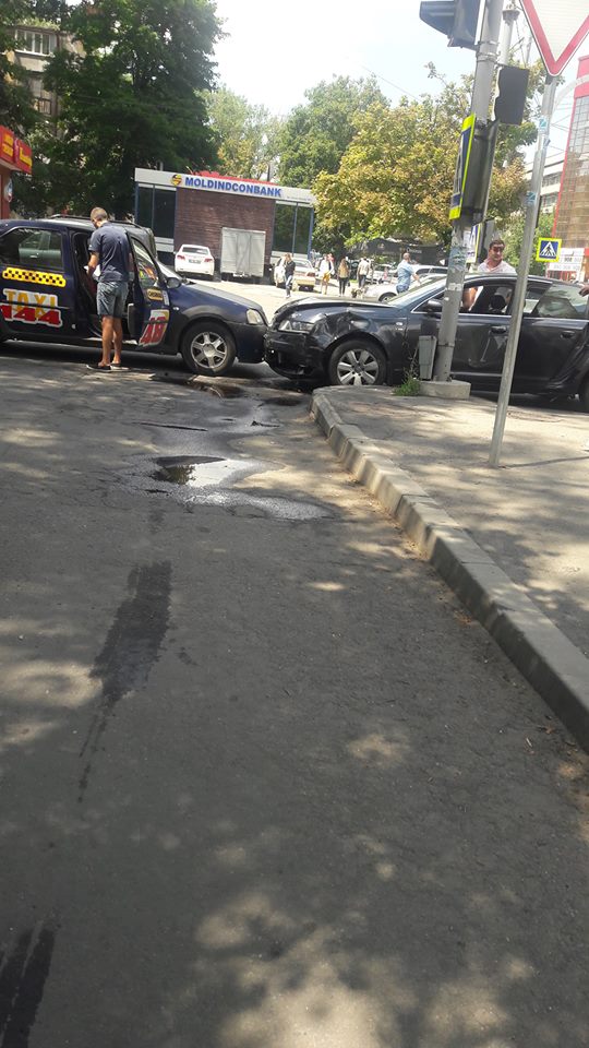 Accident la intersecția străzilor Nicolae Dimo și Alecu Russo. Trei mașini au fost implicate