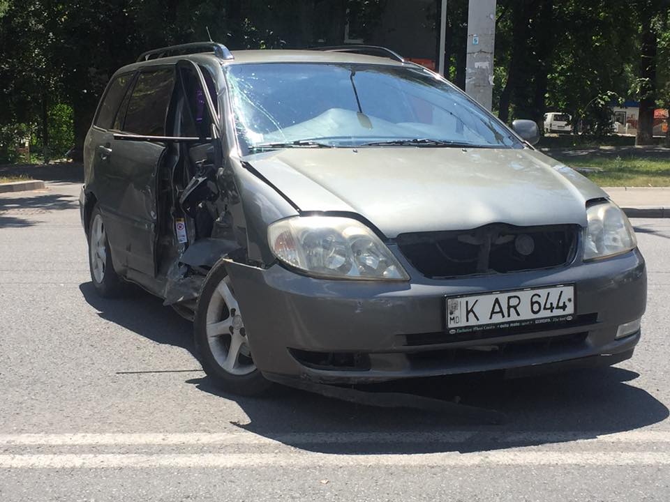 Accident la intersecția străzilor Nicolae Dimo și Alecu Russo. Trei mașini au fost implicate