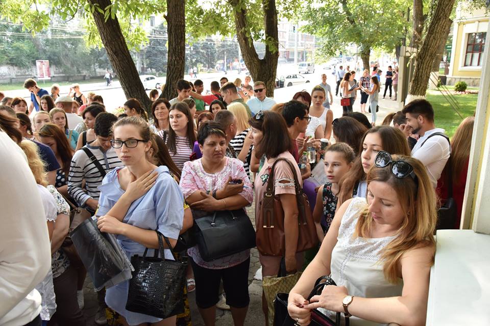 Cozi imense. Candidații au dat buzna în universități, în prima zi de înscrieri