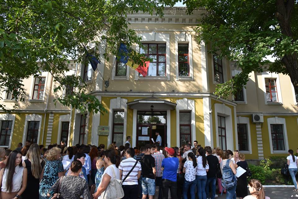 Cozi imense. Candidații au dat buzna în universități, în prima zi de înscrieri