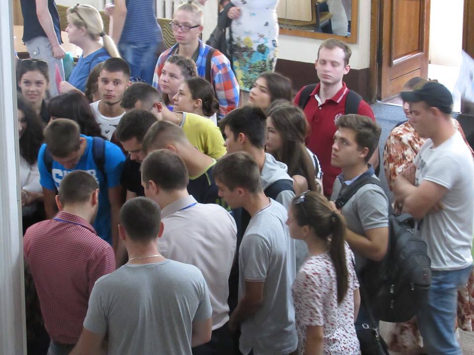 Cozi imense. Candidații au dat buzna în universități, în prima zi de înscrieri