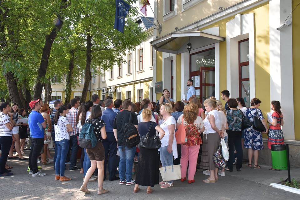 Cozi imense. Candidații au dat buzna în universități, în prima zi de înscrieri