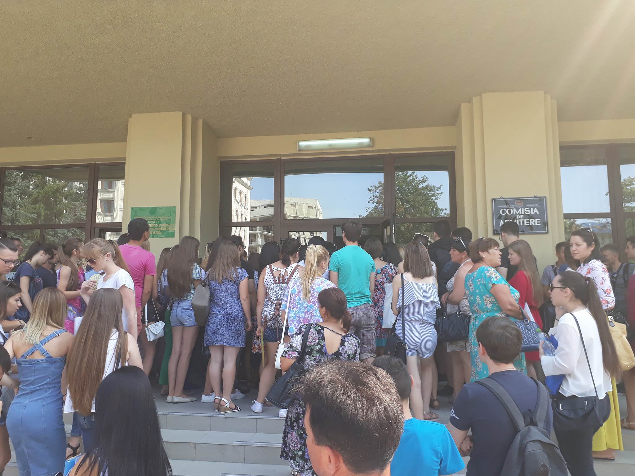 Cozi imense. Candidații au dat buzna în universități, în prima zi de înscrieri