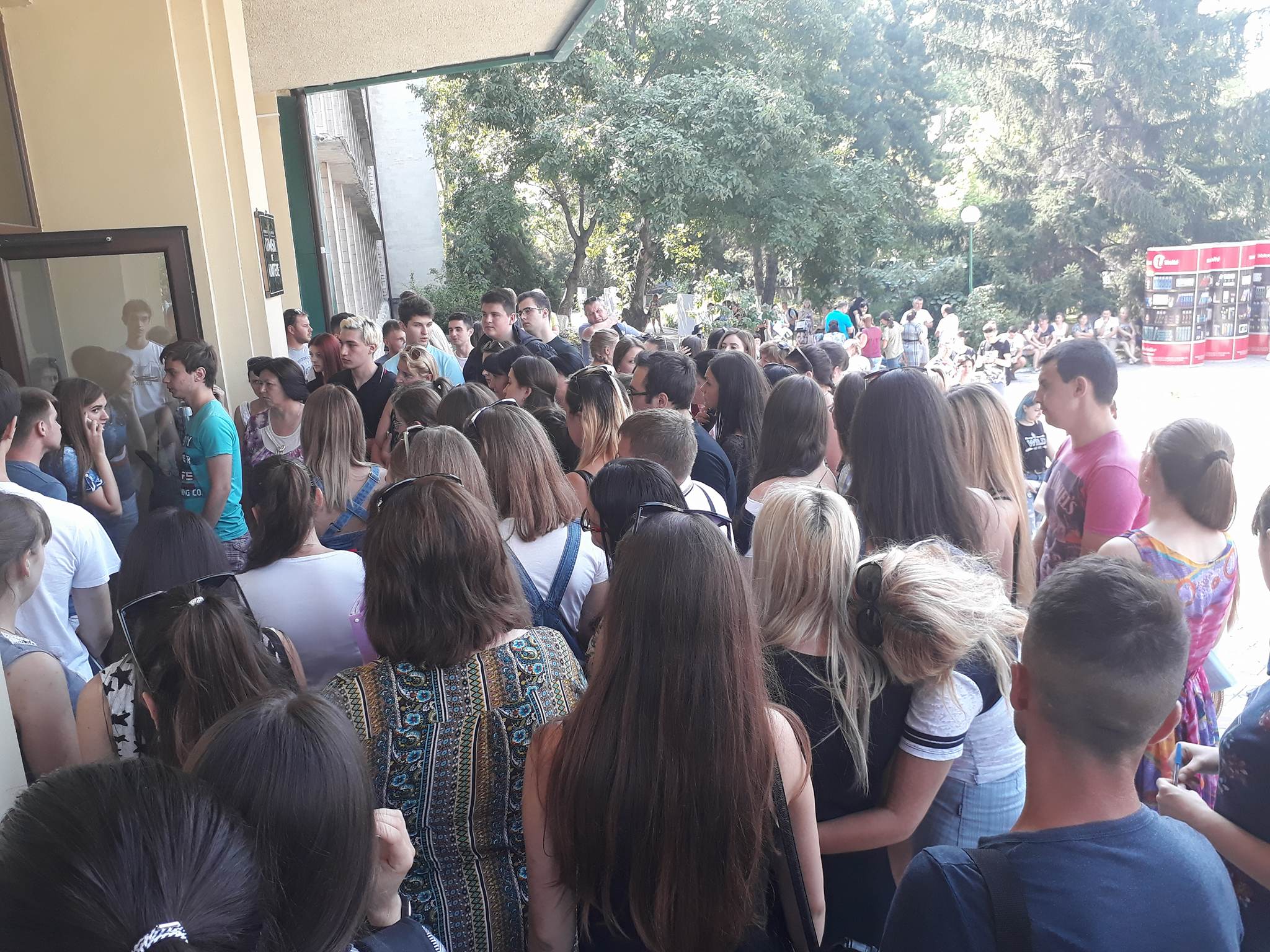 Cozi imense. Candidații au dat buzna în universități, în prima zi de înscrieri