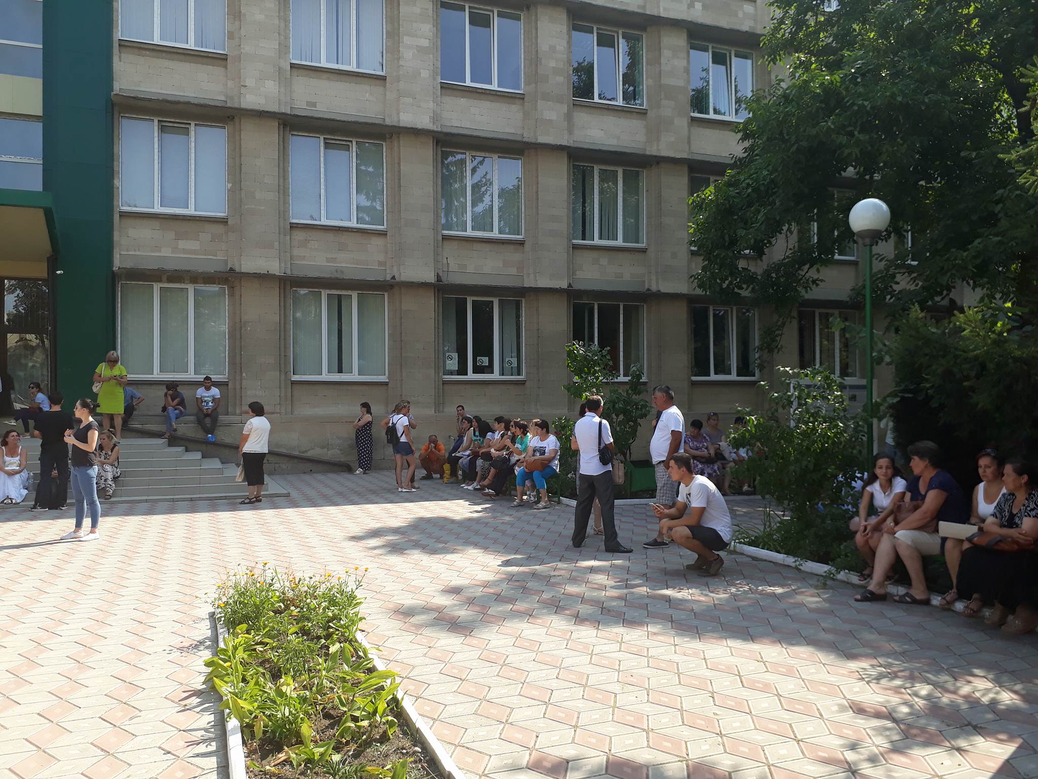 Cozi imense. Candidații au dat buzna în universități, în prima zi de înscrieri