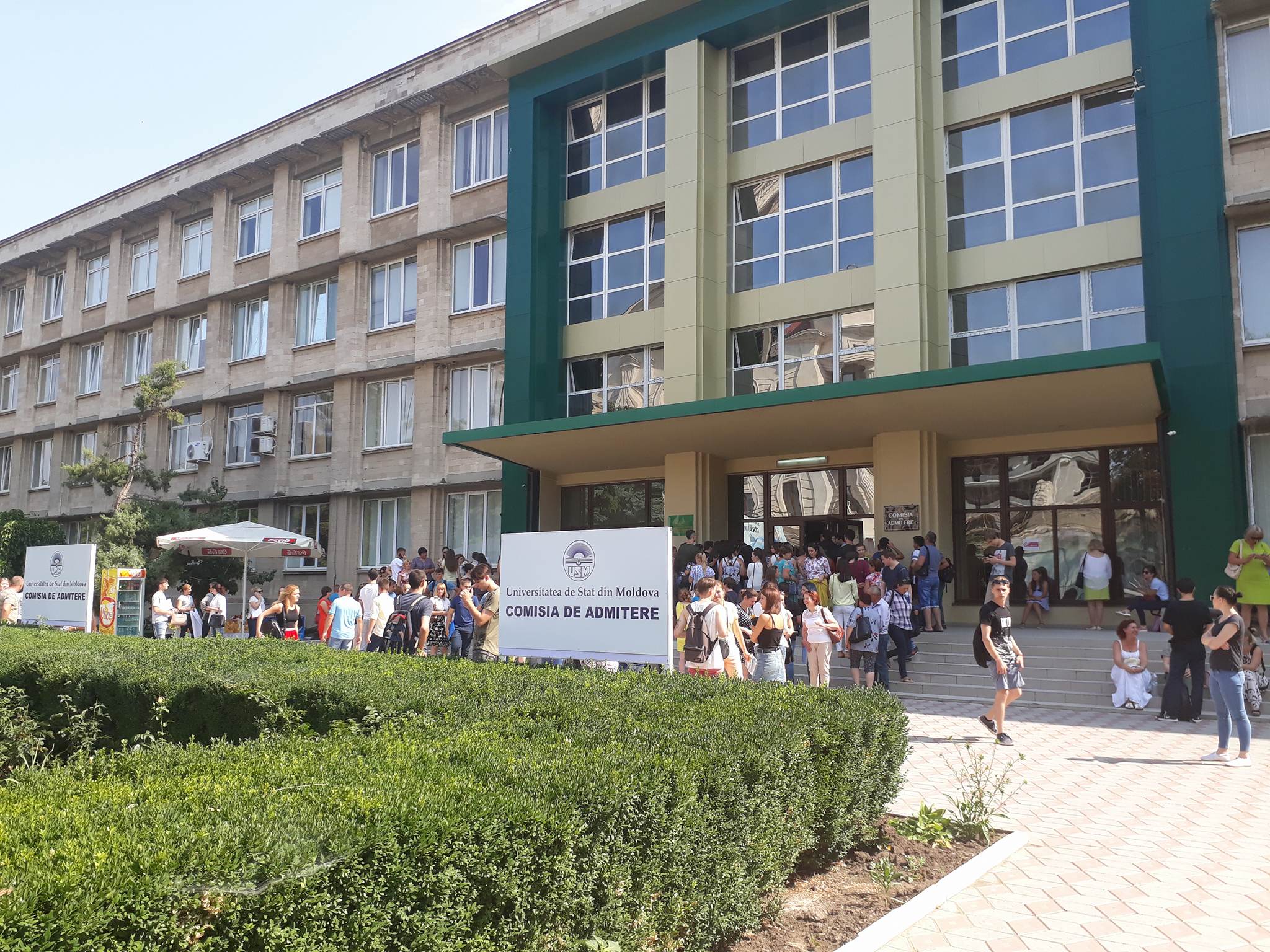 Cozi imense. Candidații au dat buzna în universități, în prima zi de înscrieri