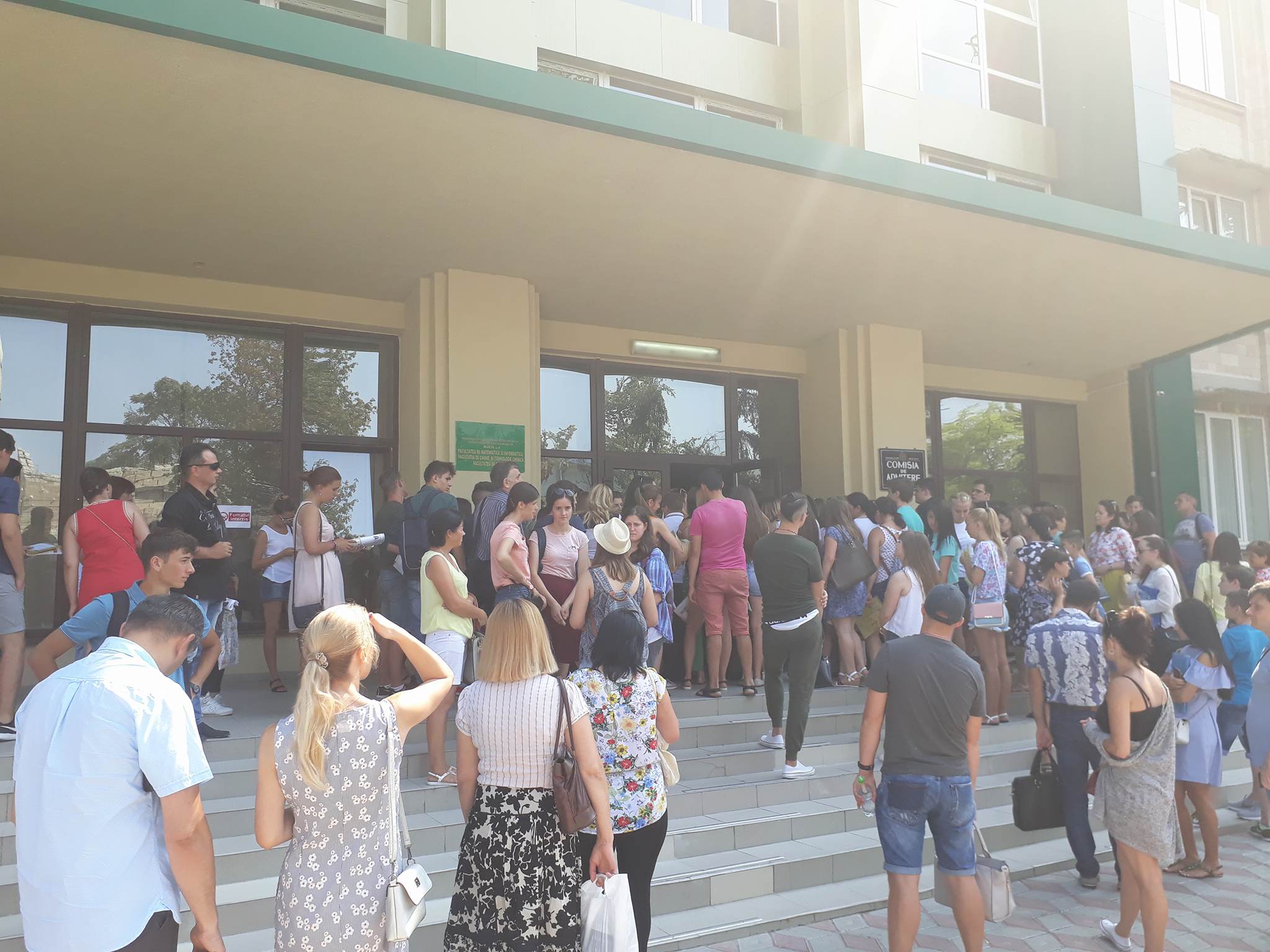 Cozi imense. Candidații au dat buzna în universități, în prima zi de înscrieri