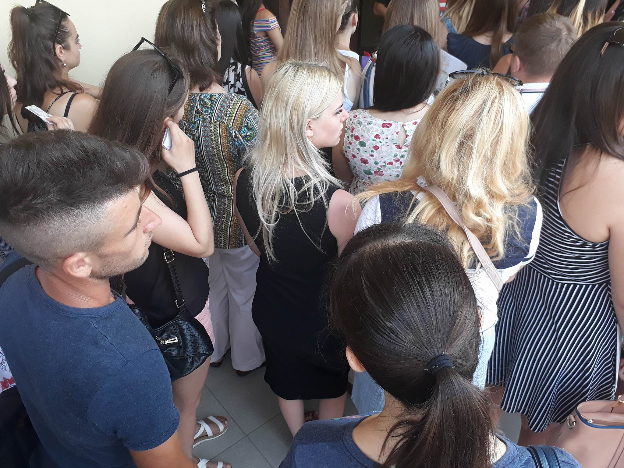 Cozi imense. Candidații au dat buzna în universități, în prima zi de înscrieri