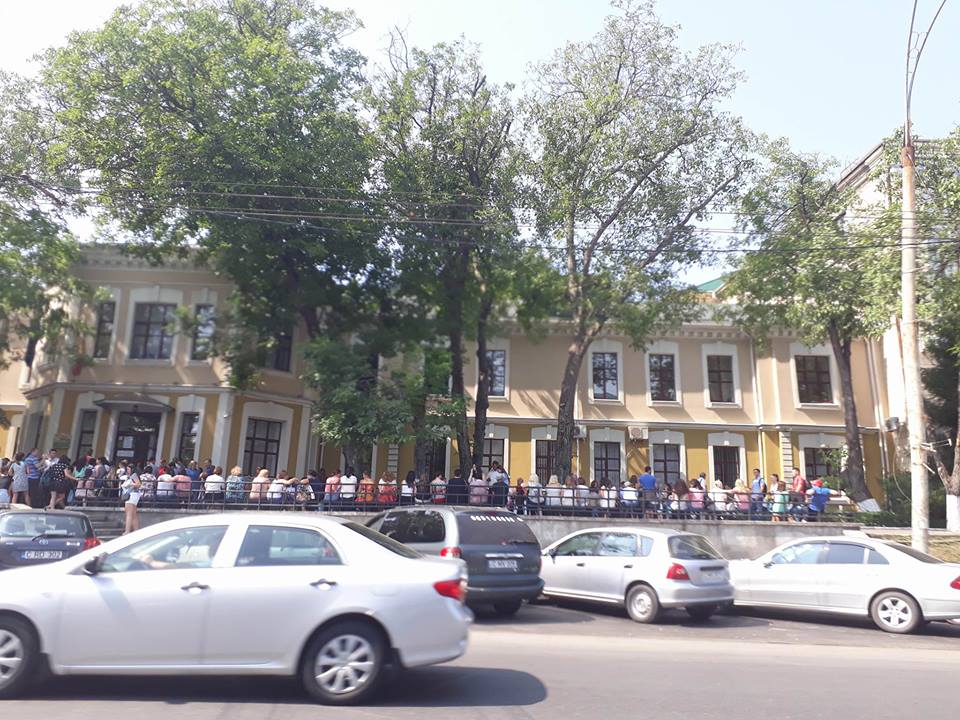 Cozi imense. Candidații au dat buzna în universități, în prima zi de înscrieri