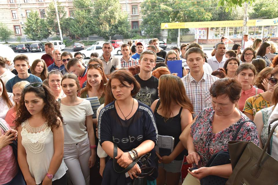 Cozi imense. Candidații au dat buzna în universități, în prima zi de înscrieri