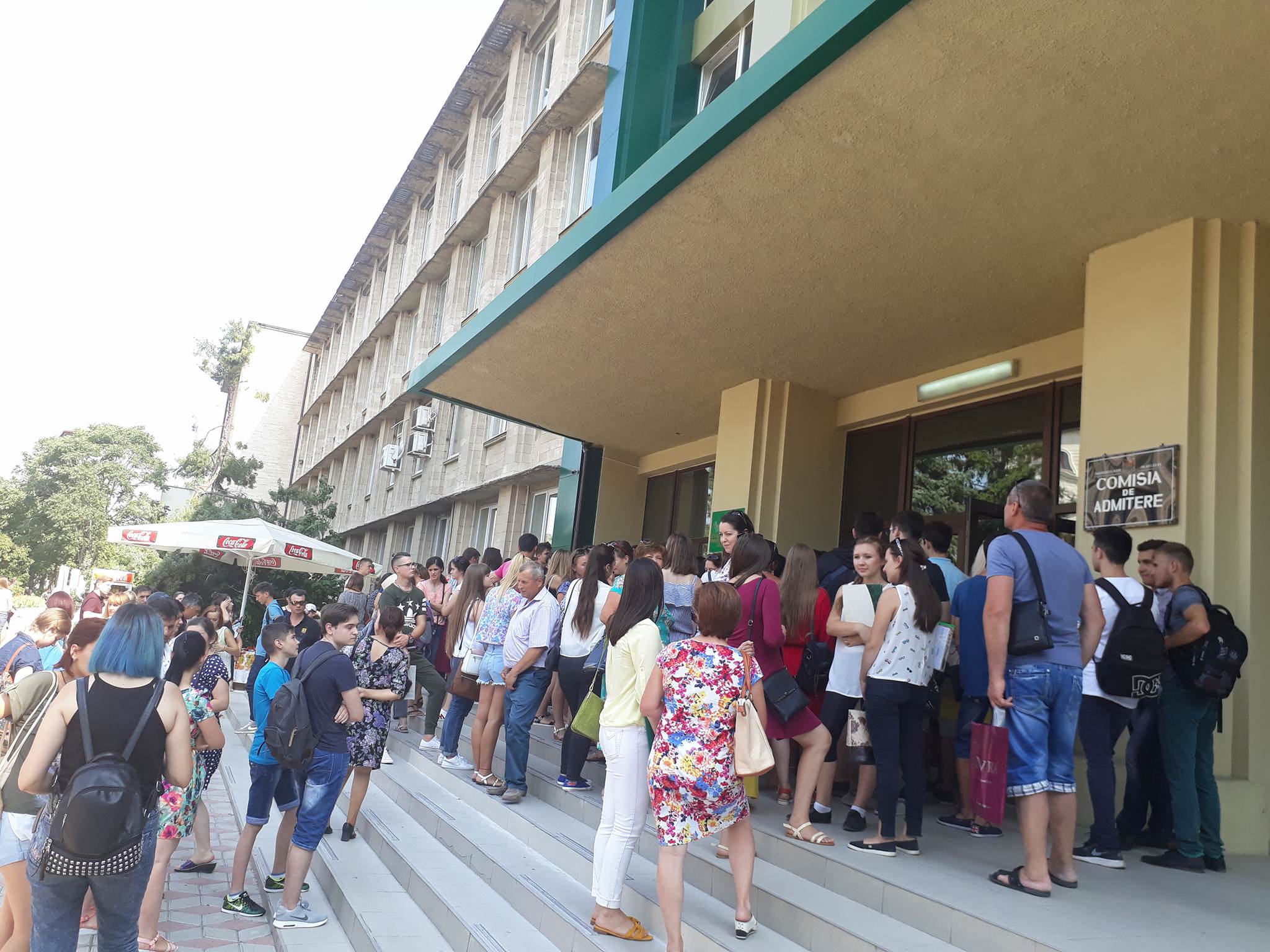 Cozi imense. Candidații au dat buzna în universități, în prima zi de înscrieri
