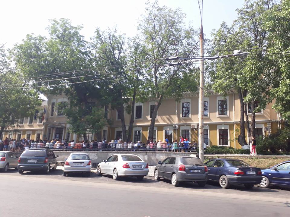 Cozi imense. Candidații au dat buzna în universități, în prima zi de înscrieri