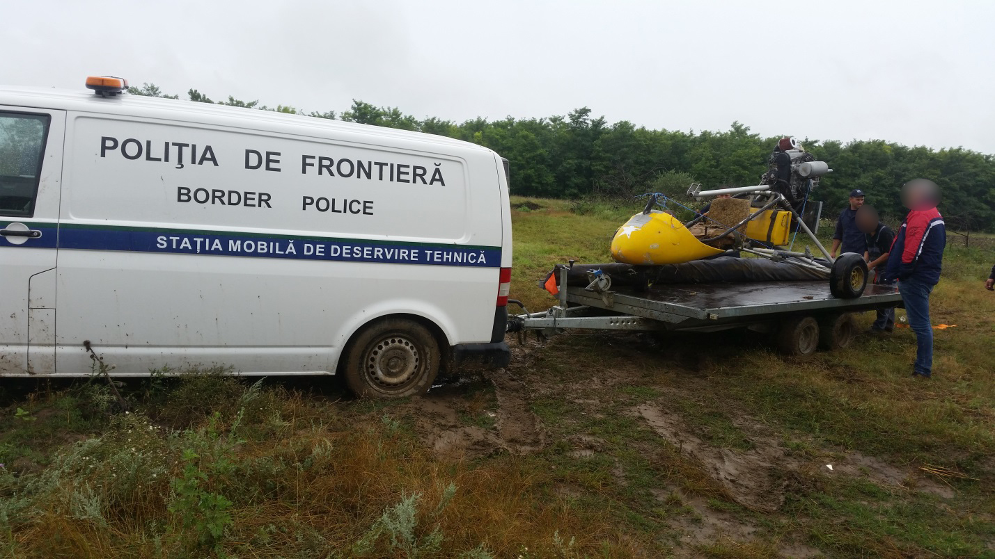 Percheziții la o stână din Cahul: Pistol, aparat de zbor, cartuşe, confiscate