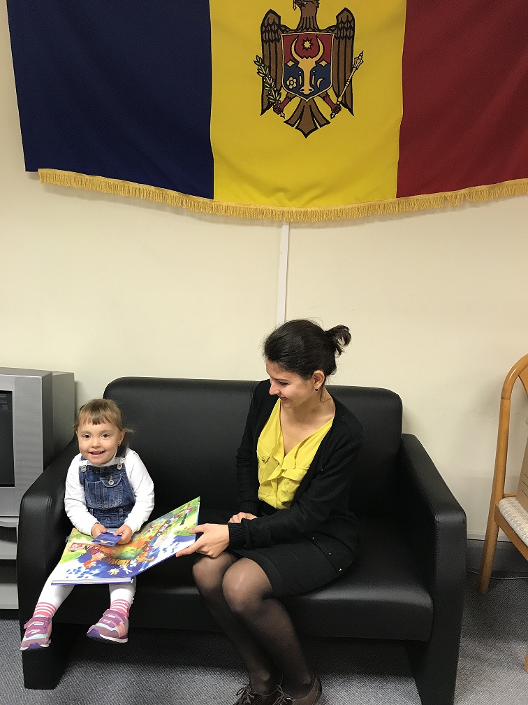 Copiii moldovenilor din Bulgaria și Marea Britanie au primit în dar câte o „Albinuța”