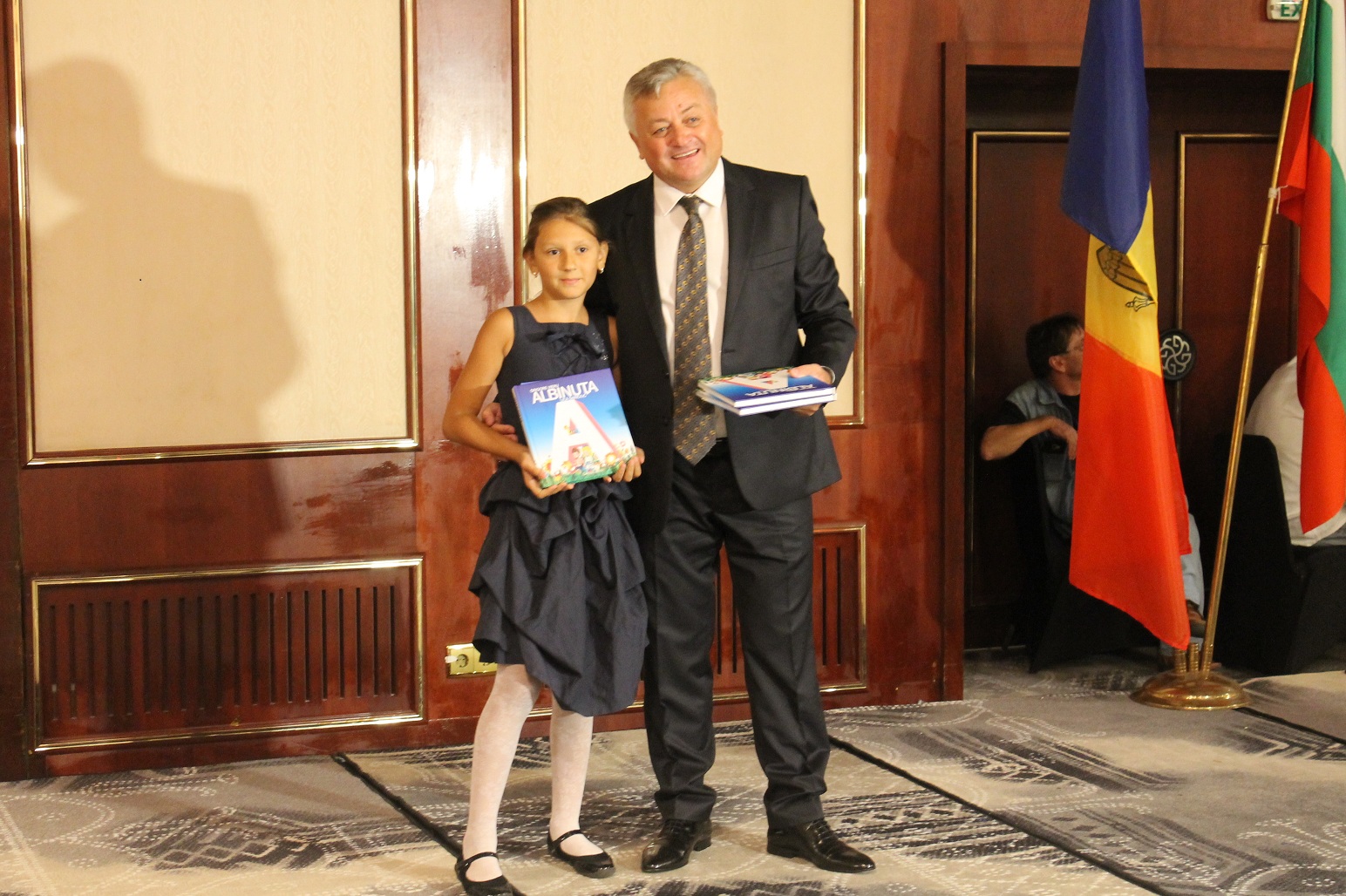 Copiii moldovenilor din Bulgaria și Marea Britanie au primit în dar câte o „Albinuța”