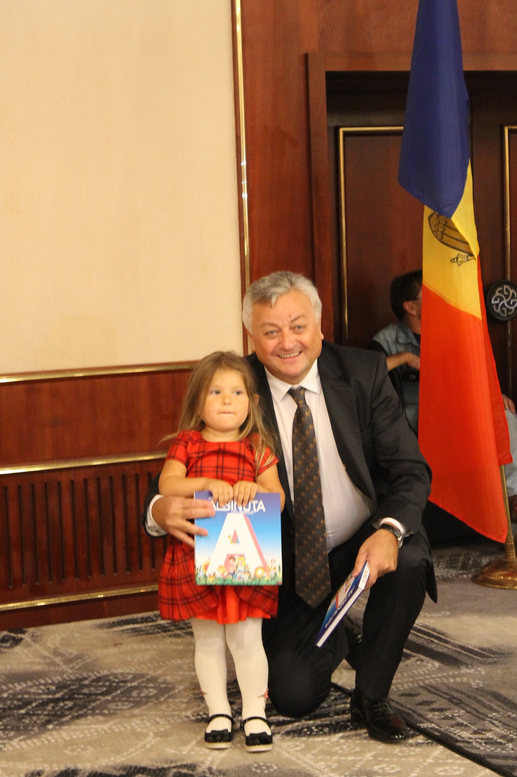 Copiii moldovenilor din Bulgaria și Marea Britanie au primit în dar câte o „Albinuța”