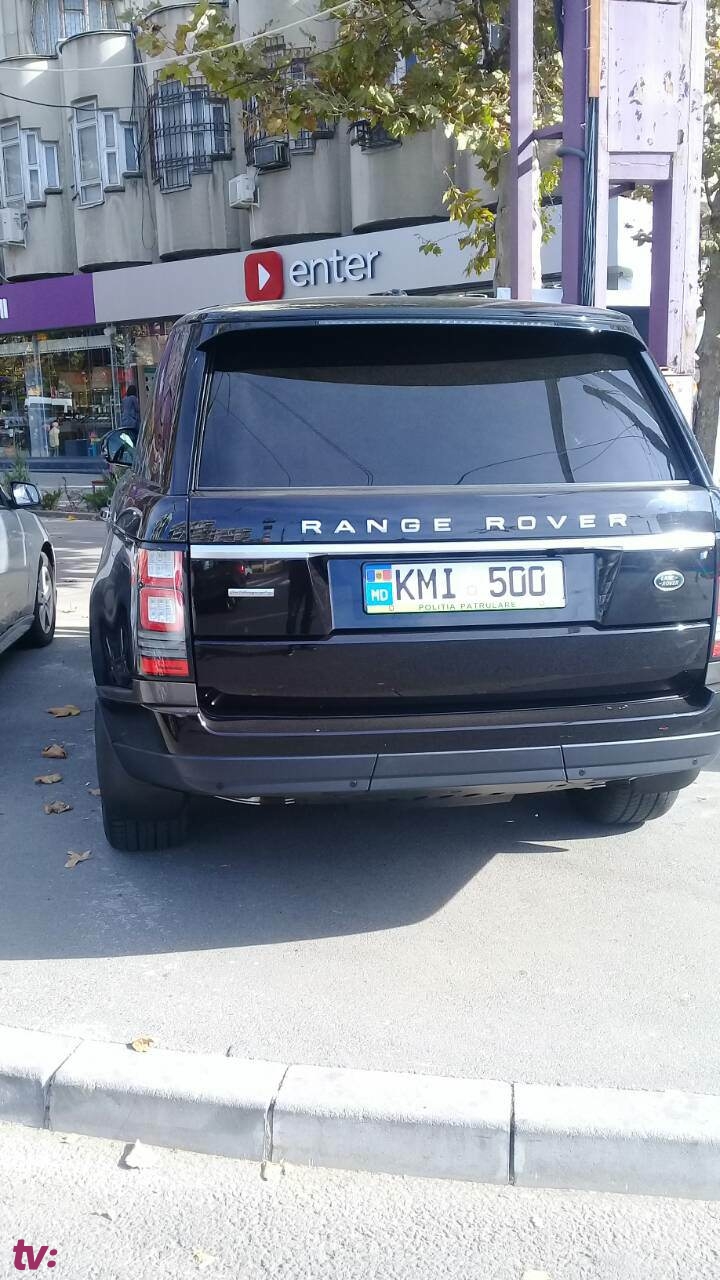 Un șofer din Capitală și-a decorat plăcuța de înmatriculare cu simbolul Inspectoratului Național de Patrulare