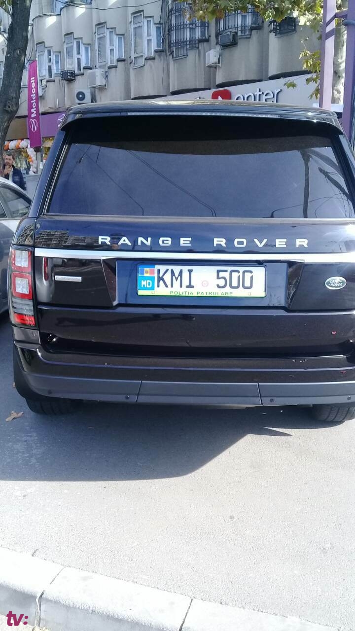 Un șofer din Capitală și-a decorat plăcuța de înmatriculare cu simbolul Inspectoratului Național de Patrulare