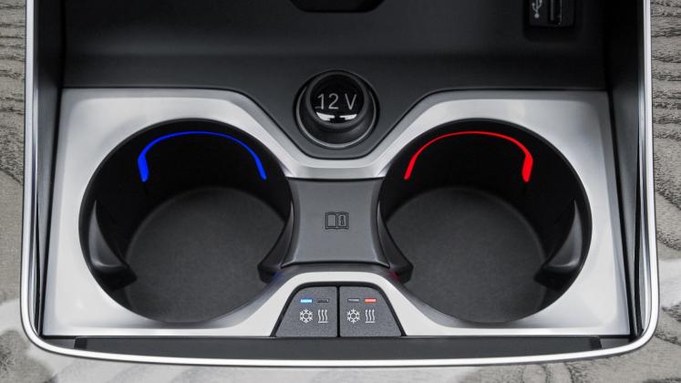 bmw-x7-cupholders