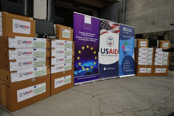 IT-equipment-donation-USAID-EU-WHO-13-600x400