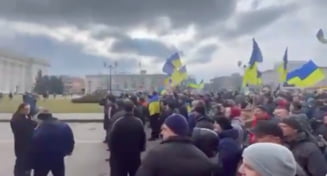 Ucraineni-ne--narma--i-protesteaz---pe-str--zile-din-Herson---i-Mariupol--ora--e-controlate-de-armata-lui-Putin---Cere--i-ca-ocupan--ii-s---p--r--seasc---Ucraina--