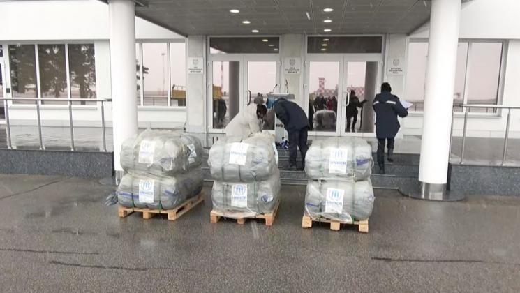 primul-lot-de-ajutor-umanitar-din-partea-onu-pentru-refugiati-a-ajuns-in-moldova-2-000-de-paturi-vor-ajunge-la-vama-palanca-178952-1646213974