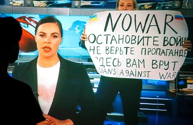 Marina-Ovsyannikova-journalist-protest-shutter-embed-1