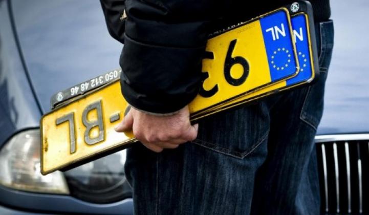 fura plăcute de imatriculare