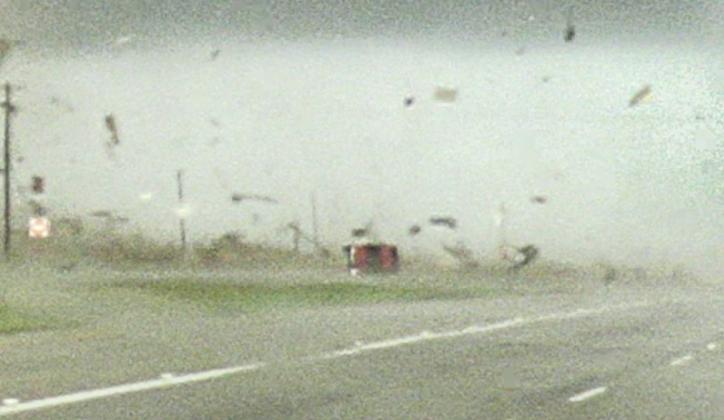 masina in tornada