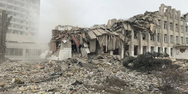 Razboi-Ucraina-ziua-11.-Case-distruse-intr-o-zona-rezidentiala-din-regiunea-Jitomir.-Orasul-port-Mariupol-fara-curent-si-caldura-de-5-zile-1024x512
