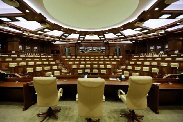 13.-parlament-rm
