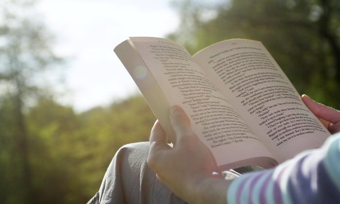 635892552728342323-2053461056_Woman-reading-a-book-014