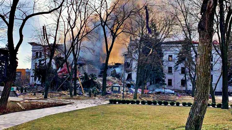 Autoritatile-scot-de-sub-daramaturi-oamenii-ascunsi-in-teatrul-din-Mariupol.-Aproape-toti-au-supravietuit-dupa-bomba-aruncata-de-rusi