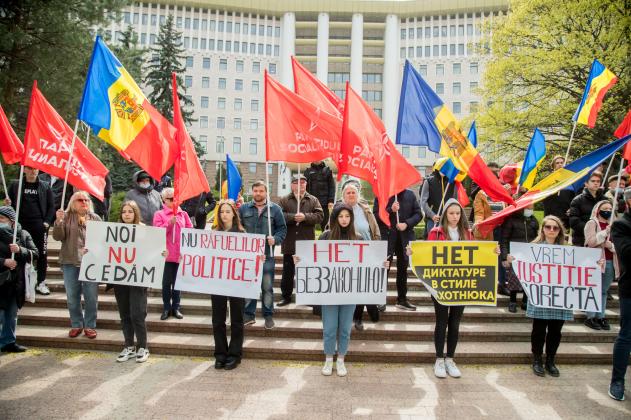 B5I6111web-2048-Protest-Parlament