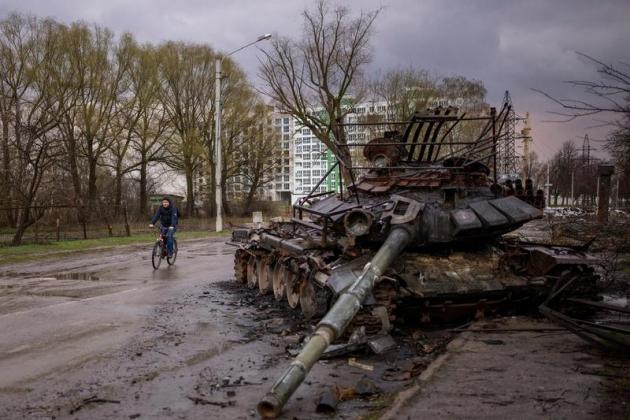 image-2022-04-28-25522827-41-razboi-ucraina-tanc-rusesc-distrus-strazile-din-cernihiv