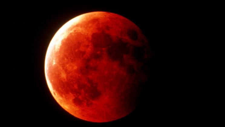 luna roșiatică