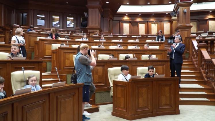 n203355v11_VIZITĂ PARLAMENT.mxf.00_00_33_05.Still001