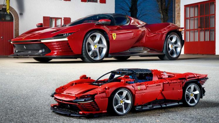 LEGO Technic Ferrari Daytona SP3_13