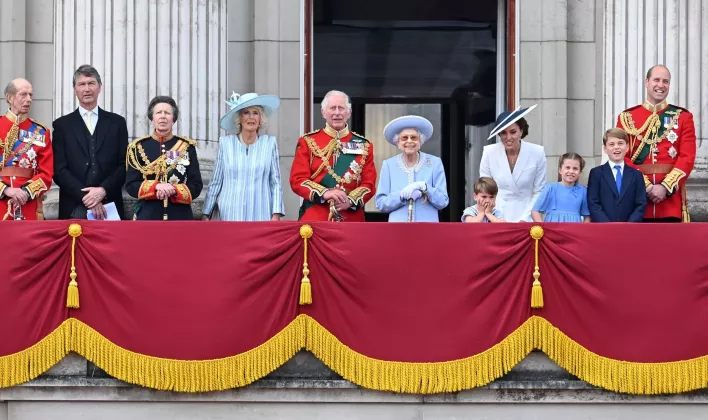 image-2022-06-2-25595810-0-familia-regala-adunat-alaturi-regina-elisabeta-balconul-palatului-buckingham-fara-meghan-harry-pentru-urmari-ceremonia-jubileului-platina