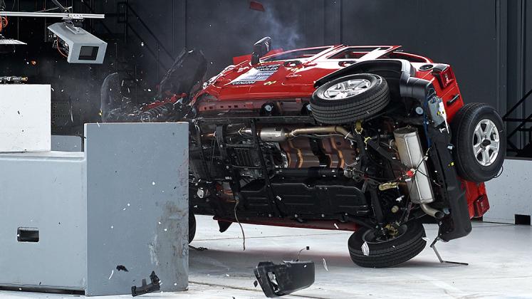 Jeep Wrangler IIHS small overlap crash test_2