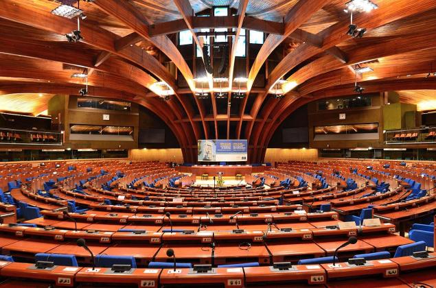 Plenary_chamber_of_the_Council_of_Europes_Palace_of_Europe_2014_01