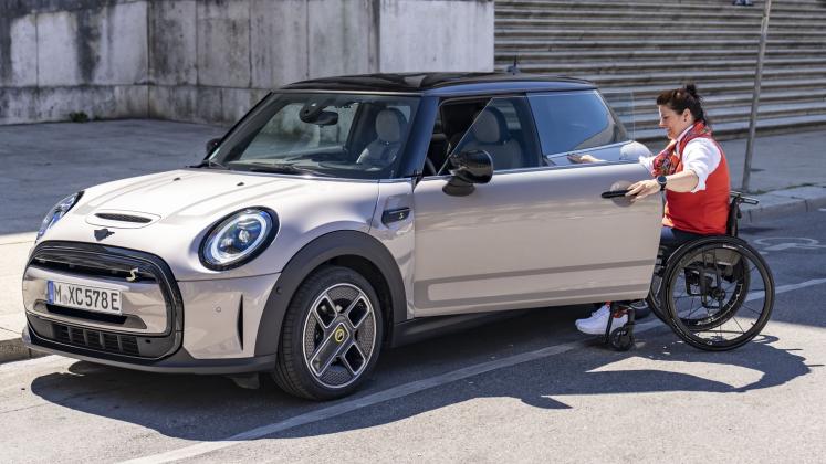 MINI Cooper SE for people with disabilities_23