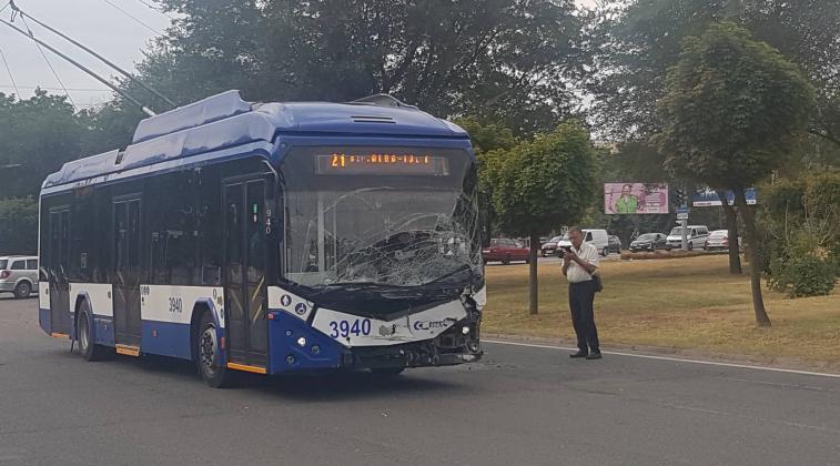 troleibuz accident