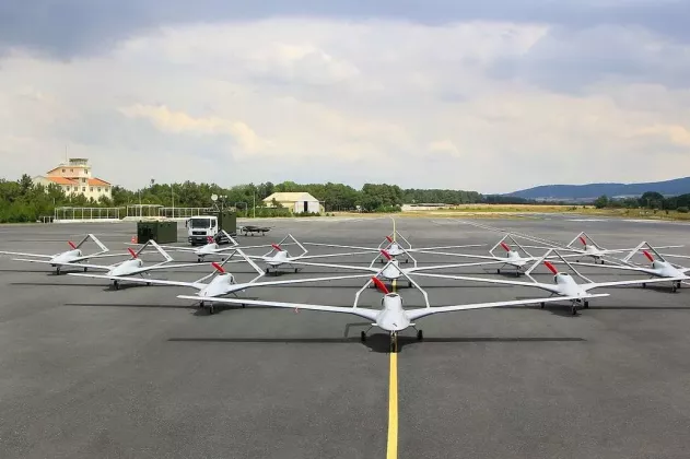 1200px-Bayraktar_TB2_UAVs-e1551973542992