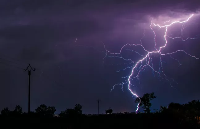 ploi cu descărcări electrice