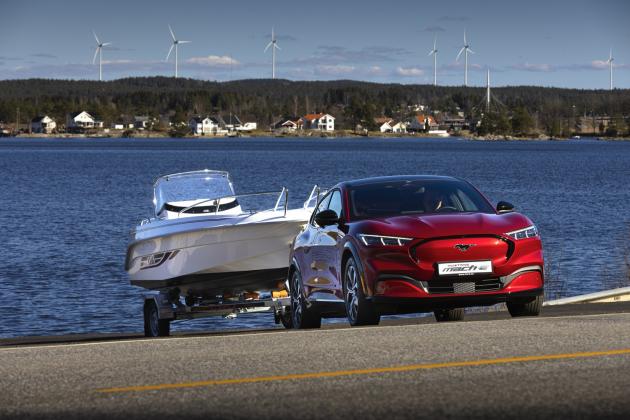 2022Ford_Mach-E_Trailer_02
